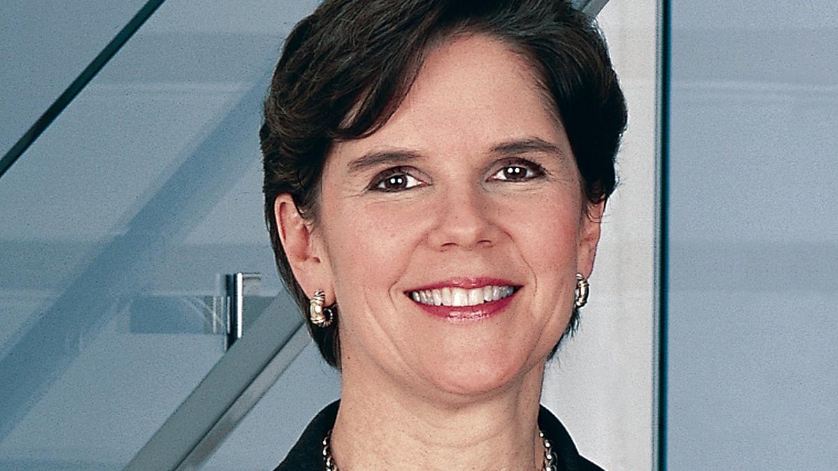 Phebe Novakovic z General Dynamics usmívající se v portrétovém záběru