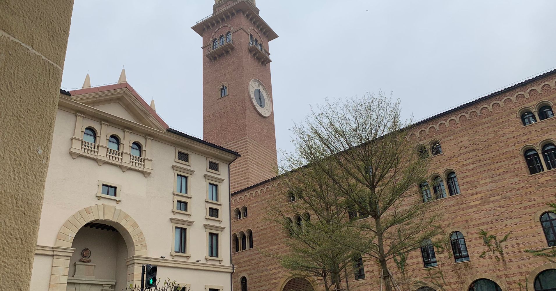 Cihlová hodinová věž a budovy v evropském historizujícím stylu na kampusu Huawei