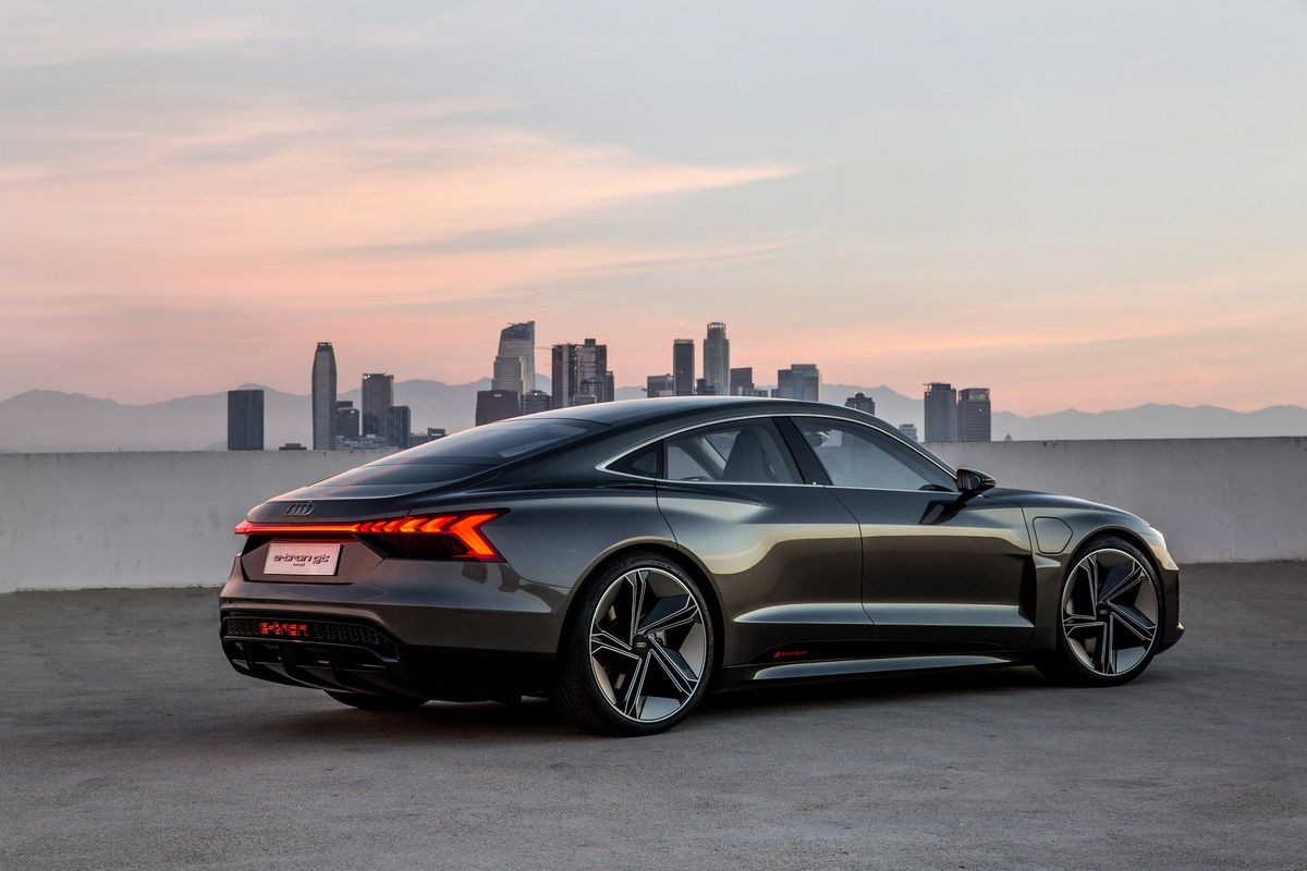 Elektromobil Audi e-tron GT zezadu se světelnou lištou přes celou šířku vozu