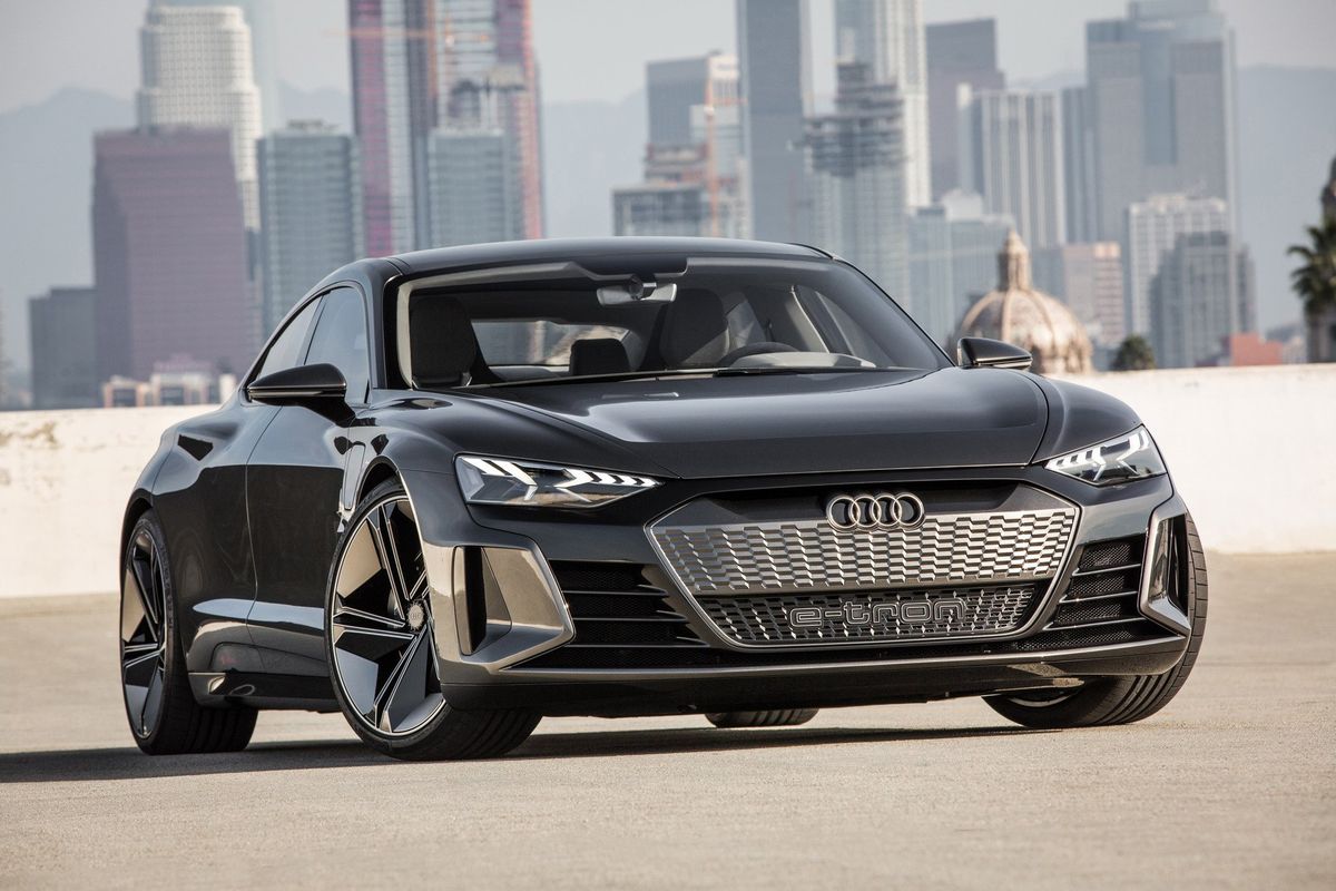 Přední maska elektromobilu Audi e-tron GT s velkými kruhy Audi a nápisem e-tron