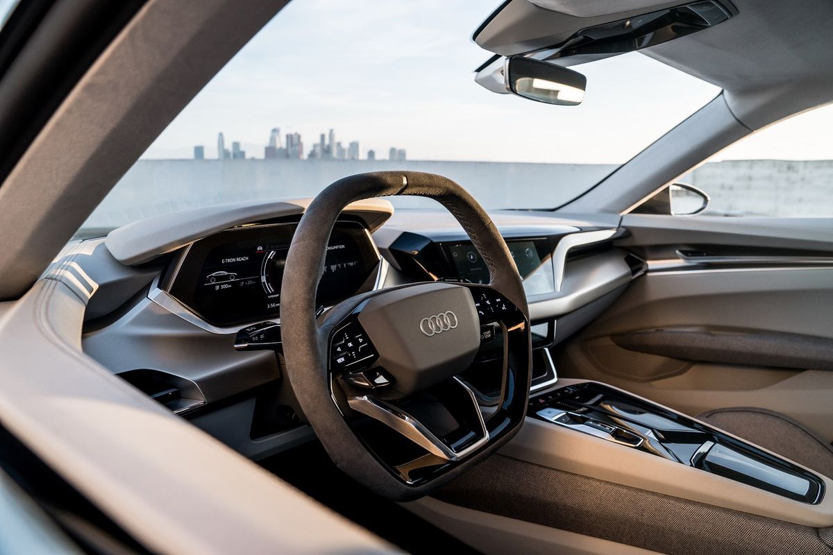 Interiér Audi e-tron GT s volantem, digitálním přístrojovým štítem a světlým čalouněním