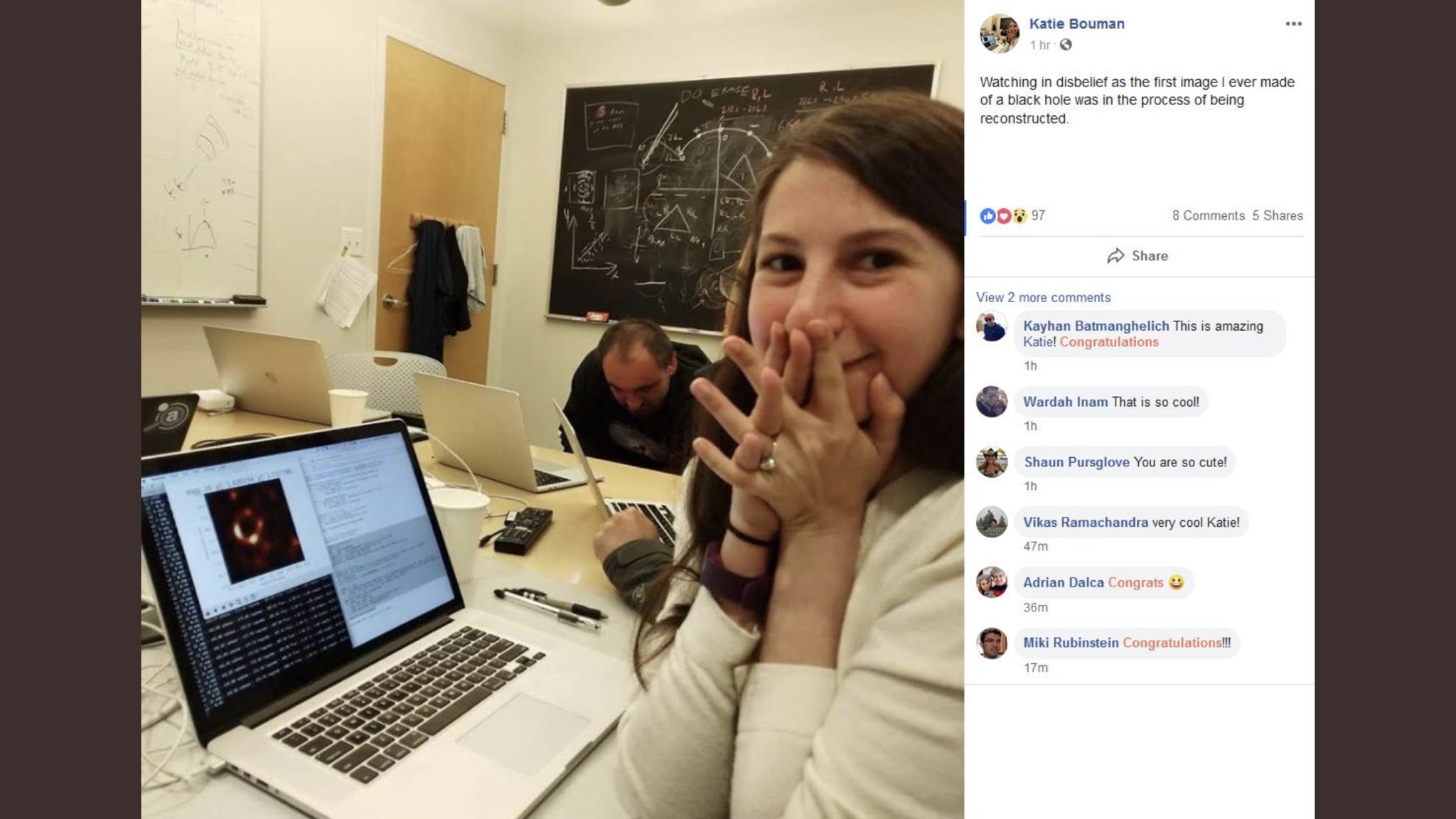 Screenshot facebookového příspěvku Katie Bouman - žena si nadšeně zakrývá ústa rukama u notebooku, na jehož obrazovce je vidět první snímek černé díry, příspěvek má 97 reakcí, 8 komentářů a 5 sdílení