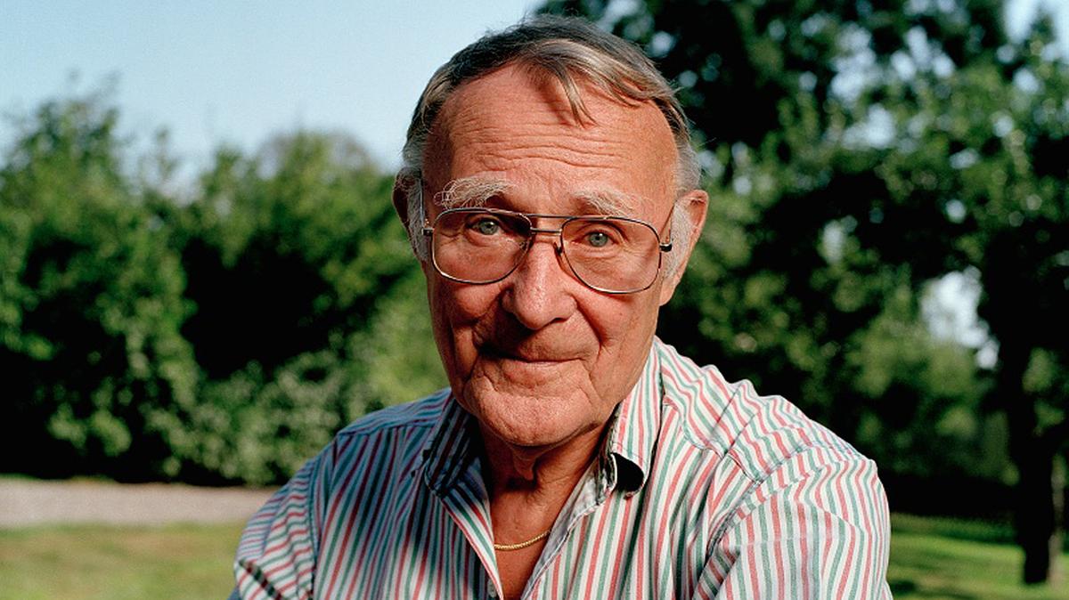 Zakladatel Ikey Ingvar Kamprad v pruhované košili s brýlemi, portrét venku mezi stromy