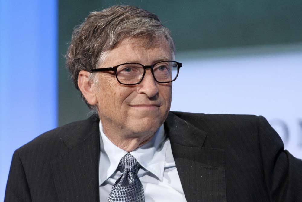 Bill Gates v obleku a brýlích na konferenci