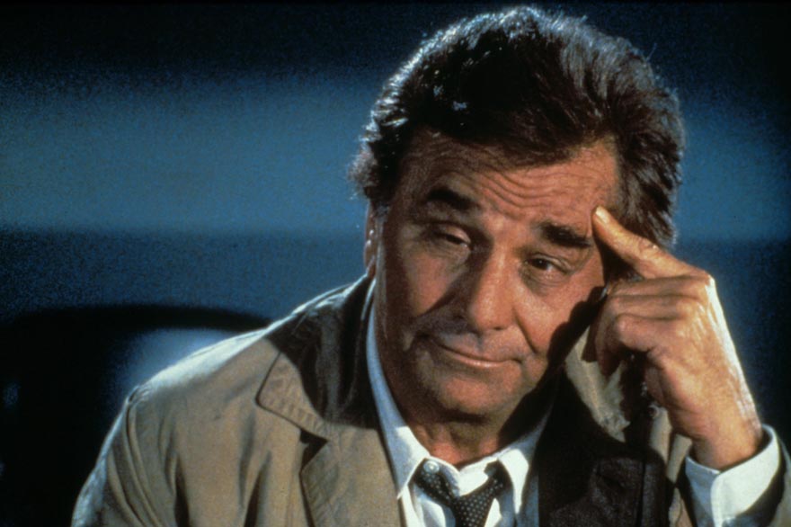 Peter Falk jako detektiv Columbo v béžovém plášti si drží prst na čele v zamyšlení