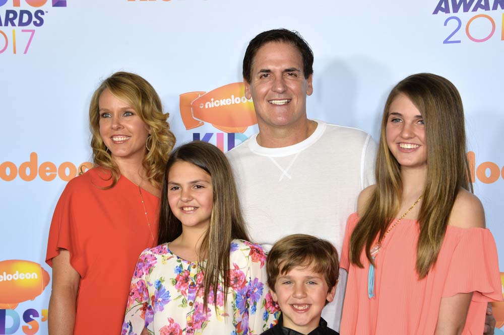 Mark Cuban s manželkou a třemi dětmi na akci Nickelodeon Kids Choice Awards 2017