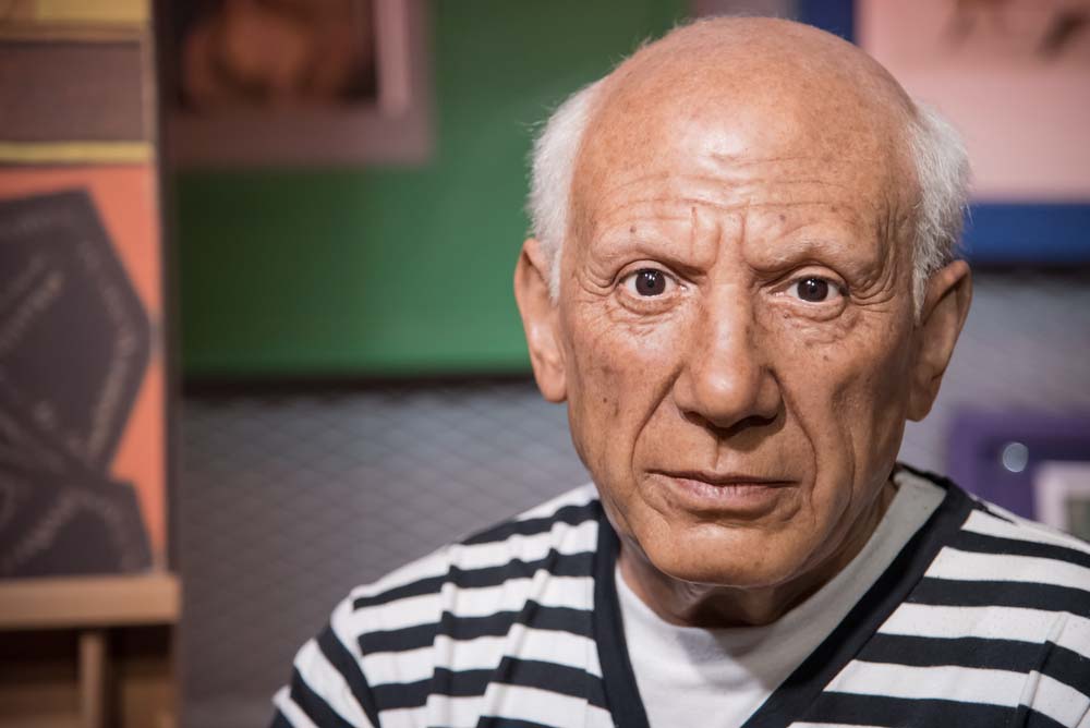 Voskova figurina Pabla Picassa v pruhovaném tričku, patrně z muzea Madame Tussauds