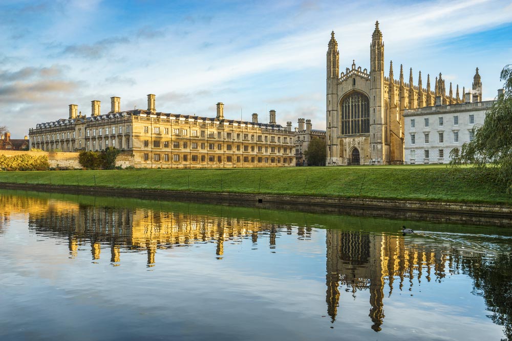 King's College Chapel a Clare College v Cambridgi odrážející se v hladině řeky Cam