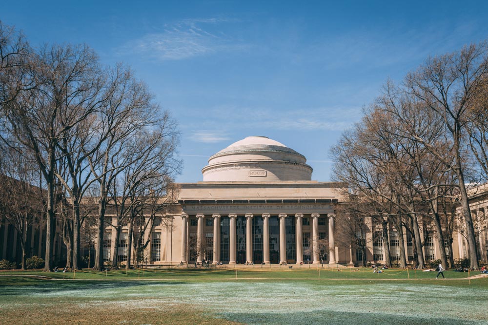 Kupole hlavní budovy MIT s nápisem Massachusetts Institute of Technology nad sloupovím