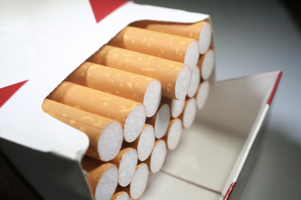 Otevřená krabička cigaret s odhalenými filtry