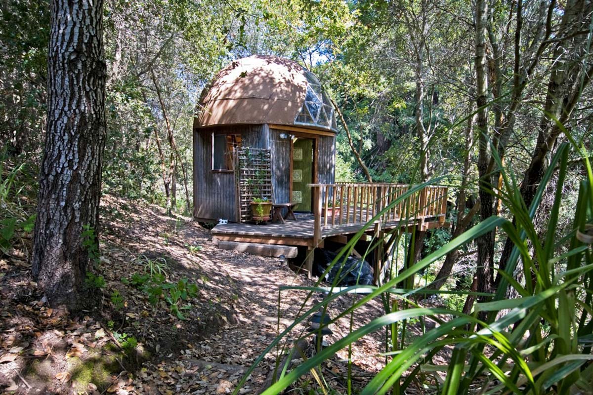 Dřevěná chatka s kupolovitou střechou uprostřed lesa, nejoblíbenější ubytování na Airbnb
