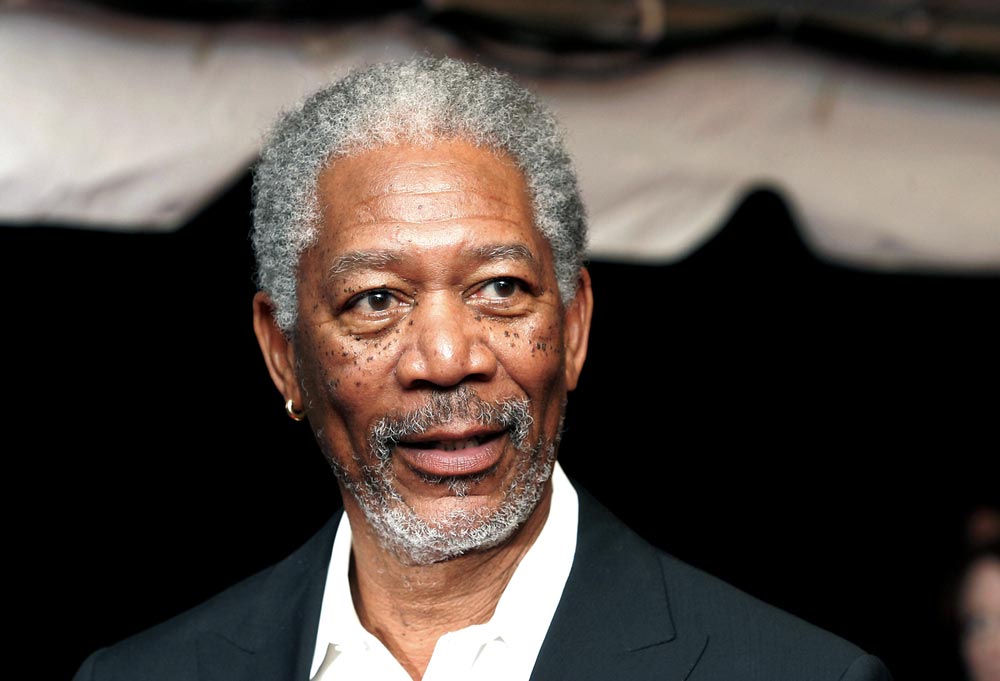 Morgan Freeman s prošedivělým plnovousem, portrét na černém pozadí