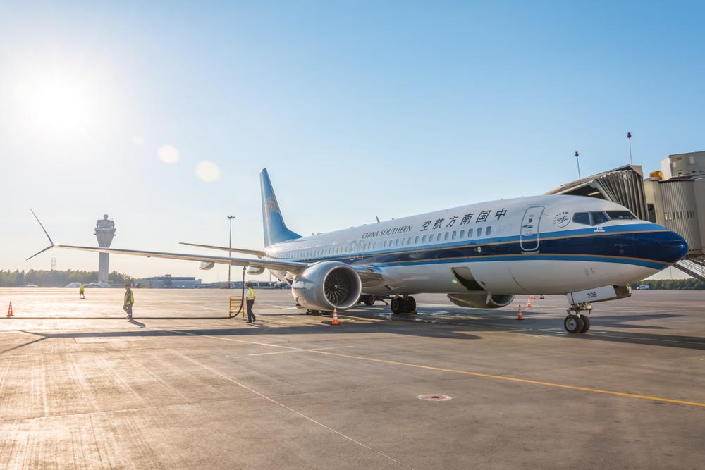 Letadlo Boeing 737 MAX aerolinky China Southern stojící u prstu terminálu