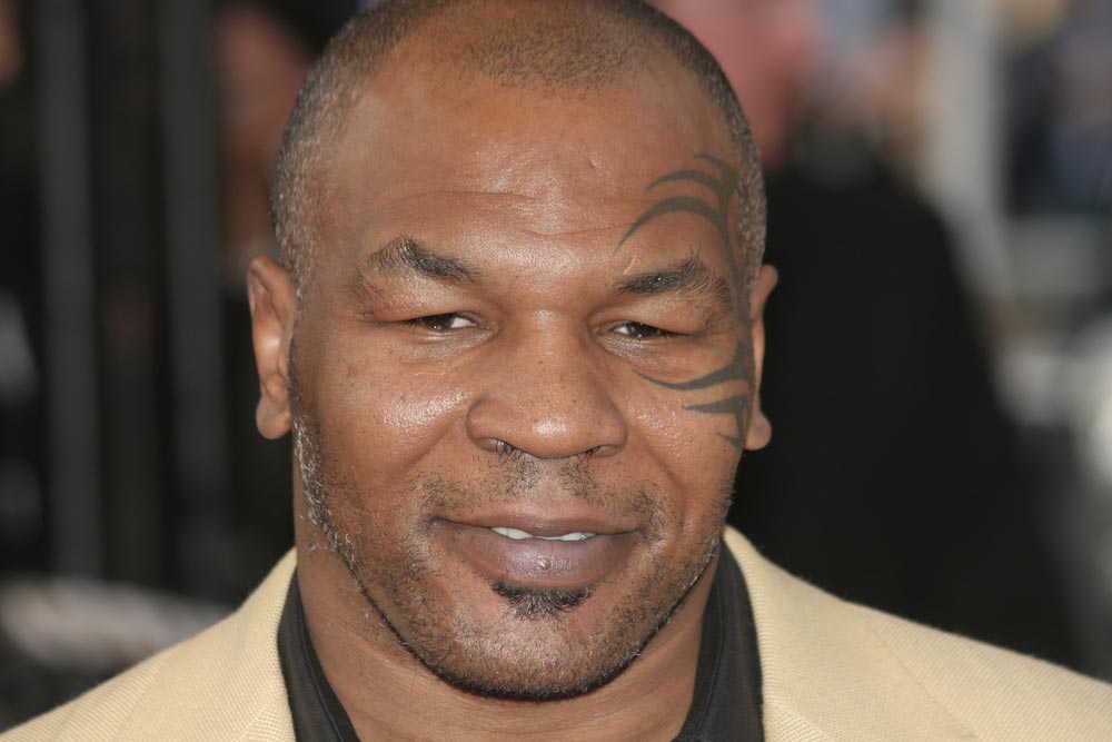 Mike Tyson s typickým kmenovým tetováním na tváři, detailní portrét