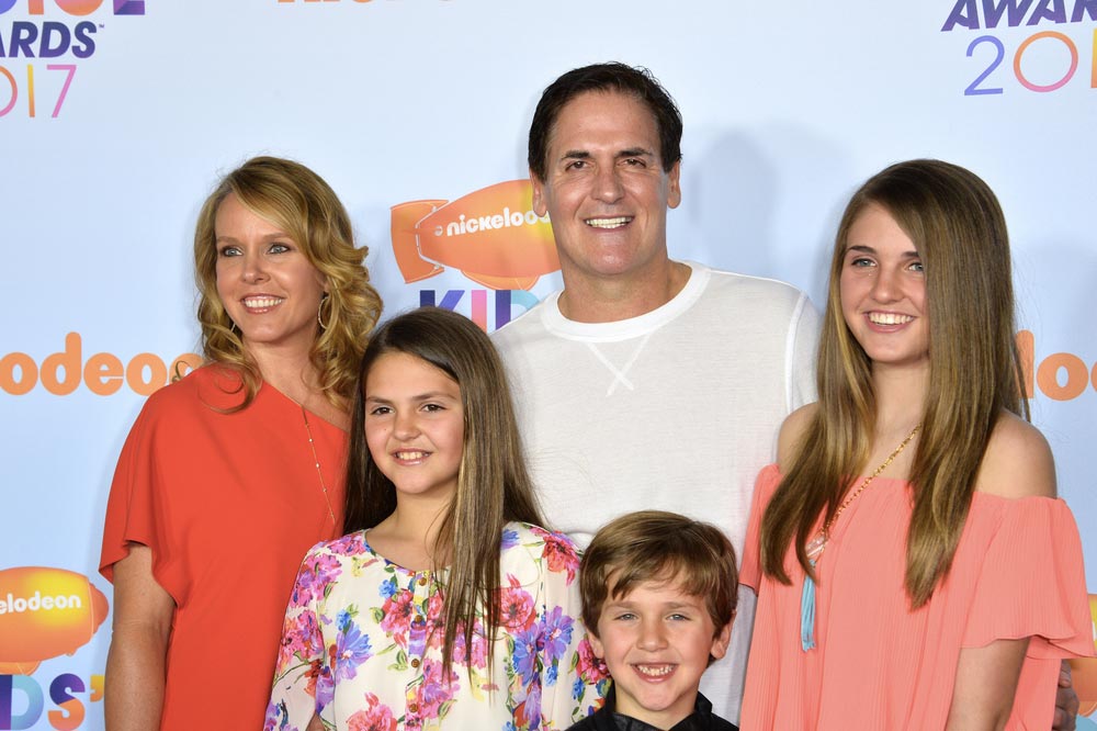 Mark Cuban s manželkou a třemi dětmi před logem Nickelodeon Kids Choice Awards 2017