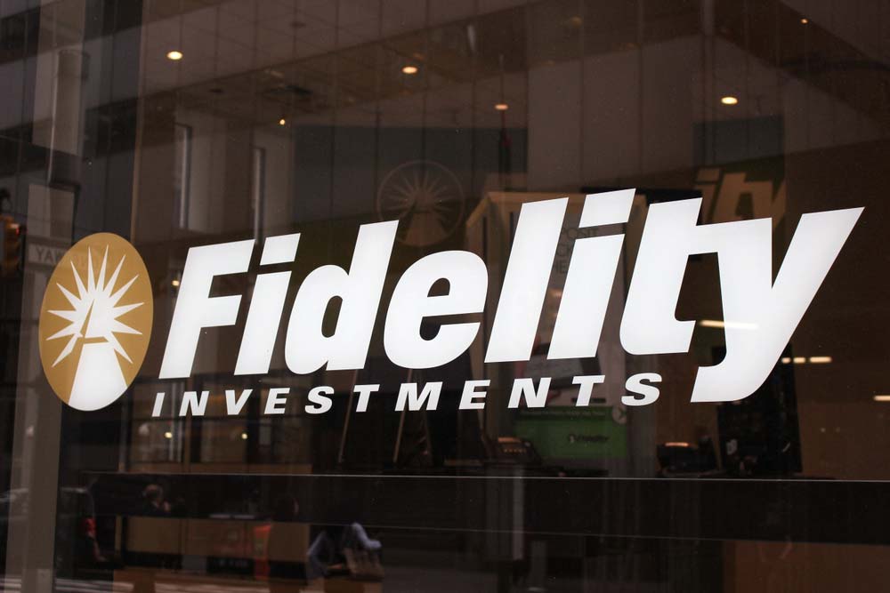 Napis Fidelity Investments na skleněne vitrine pobocky
