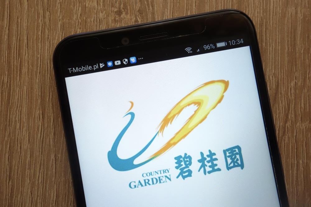 Mobilní telefon zobrazující logo čínské realitní společnosti Country Garden