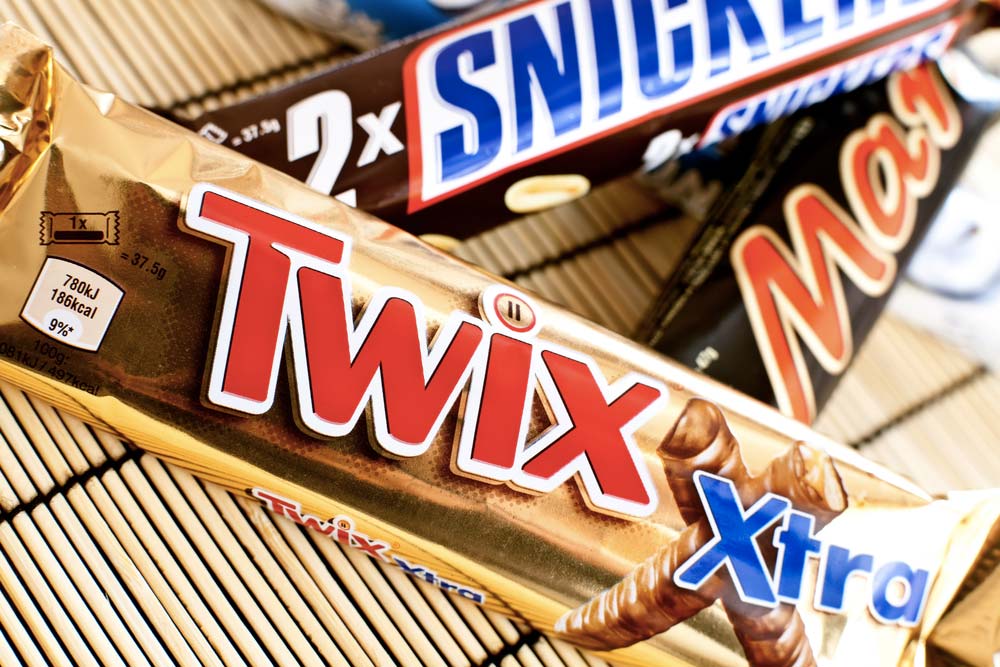 Čokoládové tyčinky Twix, Snickers a Mars poskládané na sobě