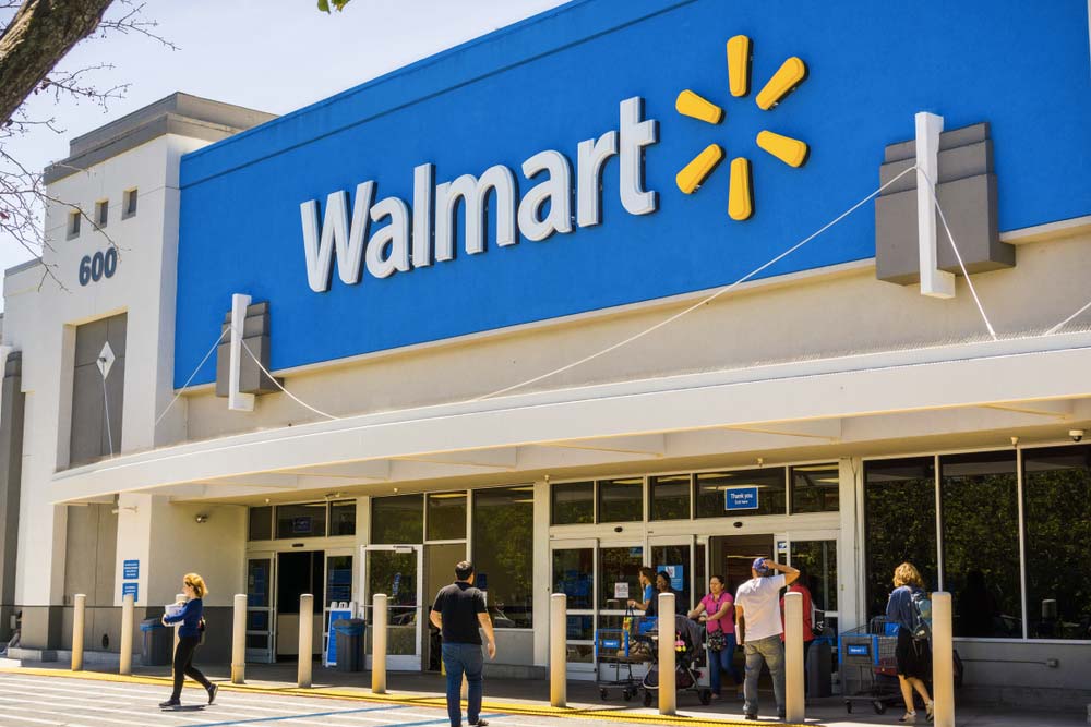 Fasáda obchodu Walmart s modrým nápisem a zákazníky před vchodem