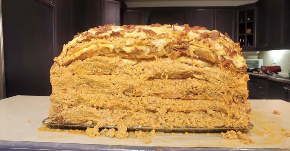 Obří vícevrstvá lasagne s masem a sýrem nakrájená na kuchyňské lince