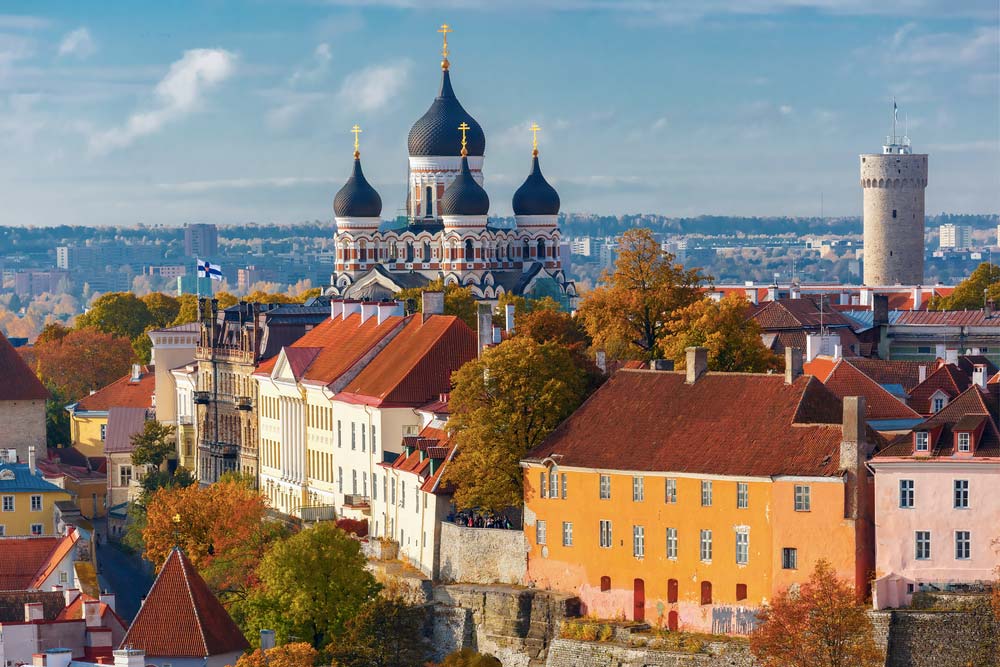Panorama Tallinnu s cibulovitými kupolemi katedrály Alexandra Něvského a věží Pitka Hermann nad středověkými střechami
