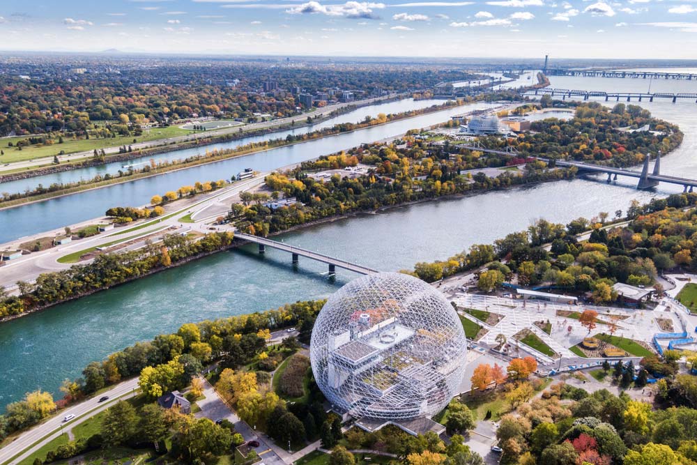 Letecký pohled na Montreal s geodetickou kopulí Biosphere u řeky sv. Vavřince obklopenou podzimními stromy