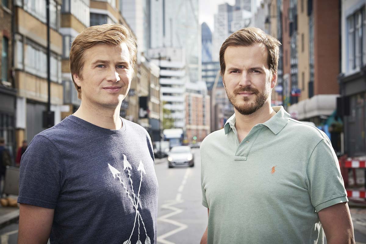 Zakladatelé TransferWise Kristo Käärmann a Taavet Hinrikus stojící v londýnské ulici