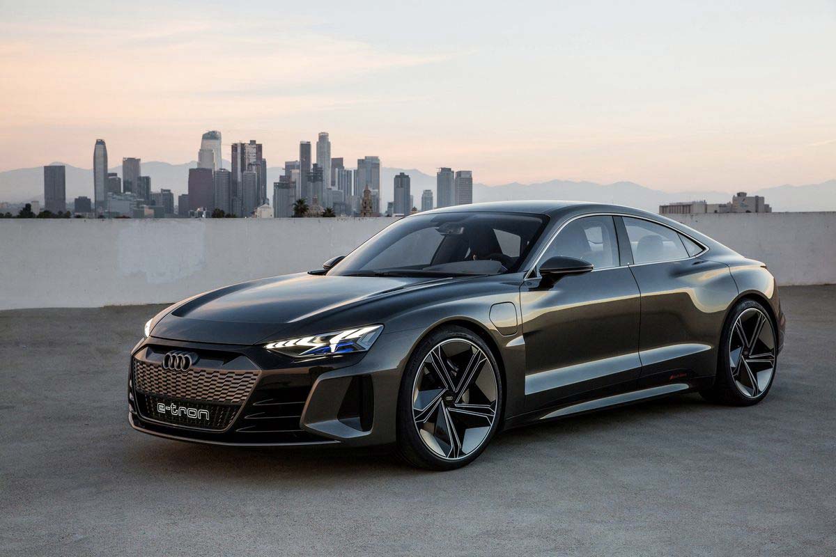 Elektromobil Audi e-tron GT z předního boku, v pozadí panorama Los Angeles