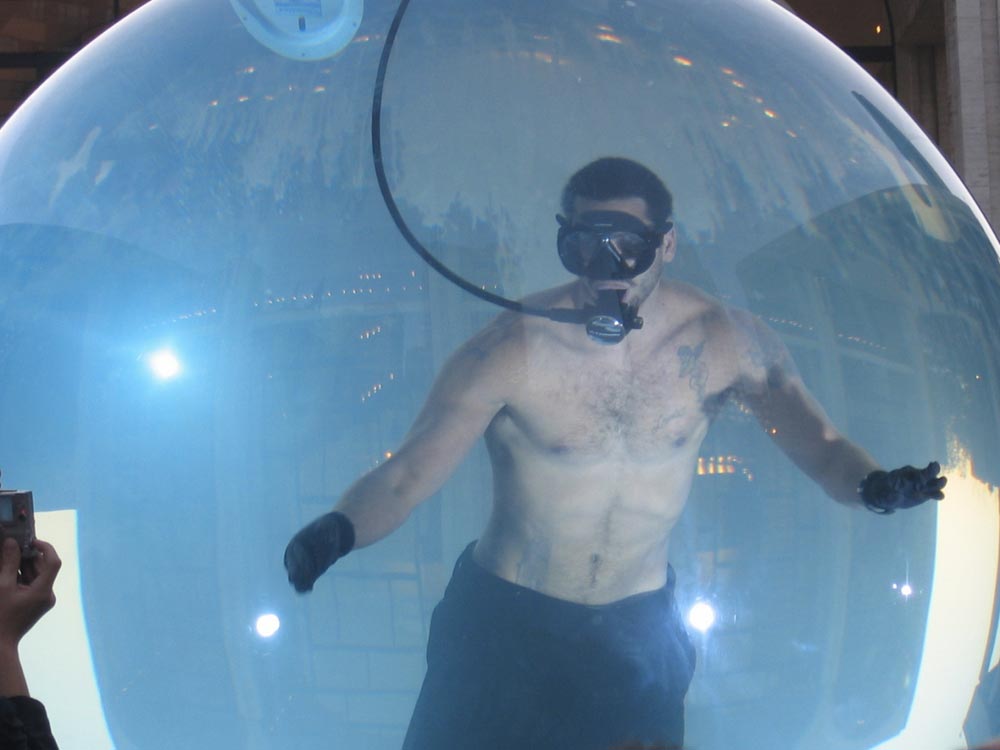 David Blaine ponořený v průhledné vodní bublině s potápěčskou maskou a dýchacím přístrojem
