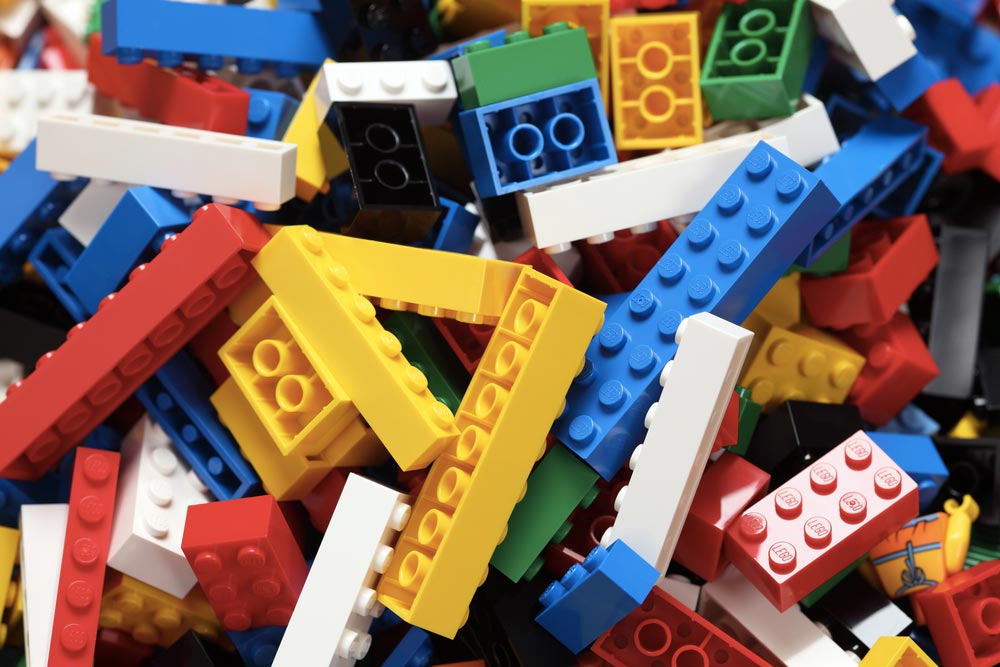 Hromada barevných stavebnicových kostek Lego v červené, modré, žluté, zelené a bílé barvě