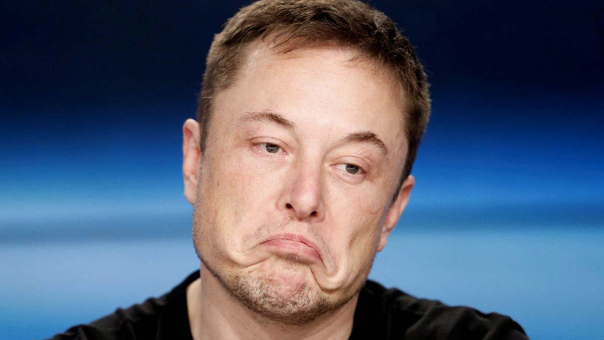 Elon Musk s grimasou a staženými rty před modrým pozadím