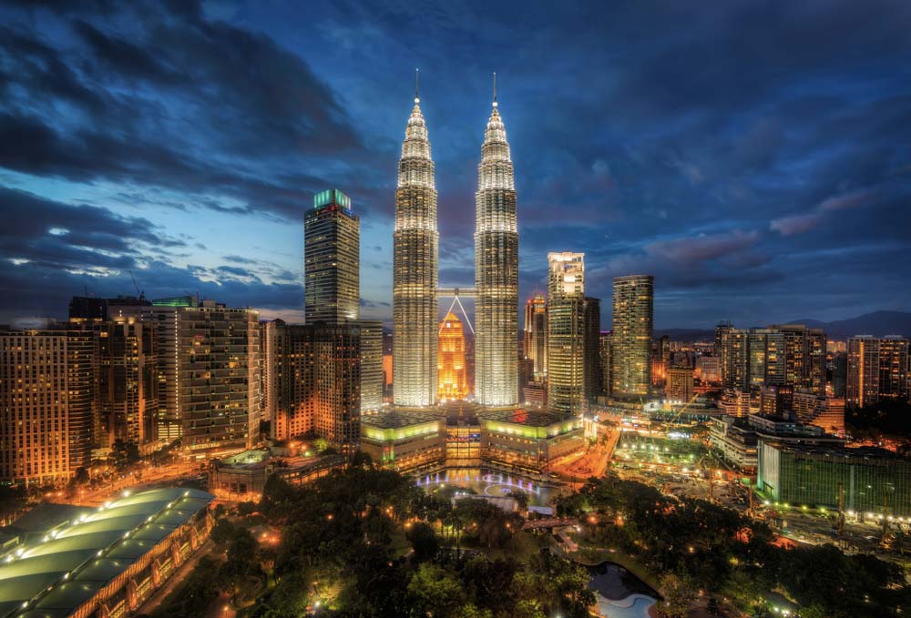 Noční panorama Kuala Lumpur s osvětlenými mrakodrapy Petronas Towers
