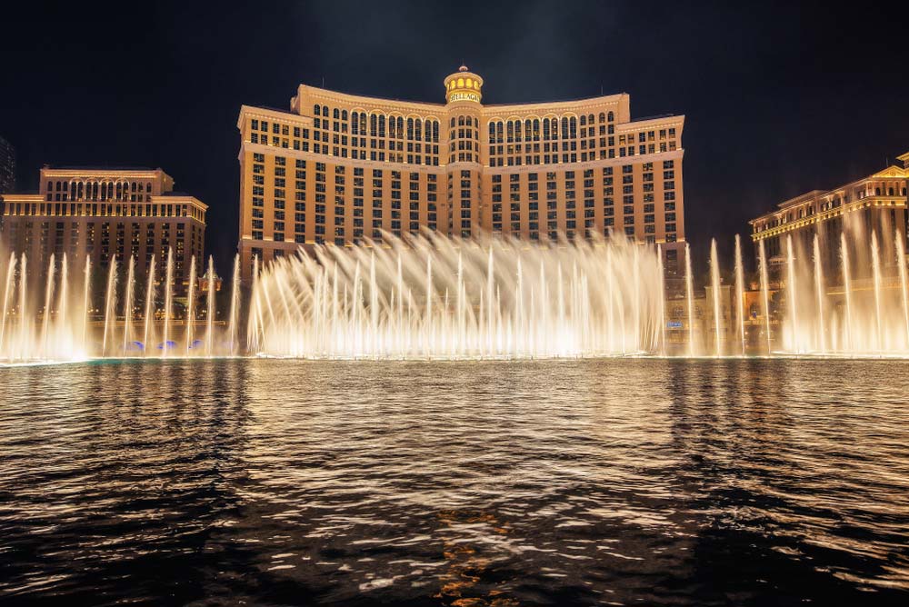 Osvětlené vodní fontány před hotelem Bellagio v Las Vegas v noci