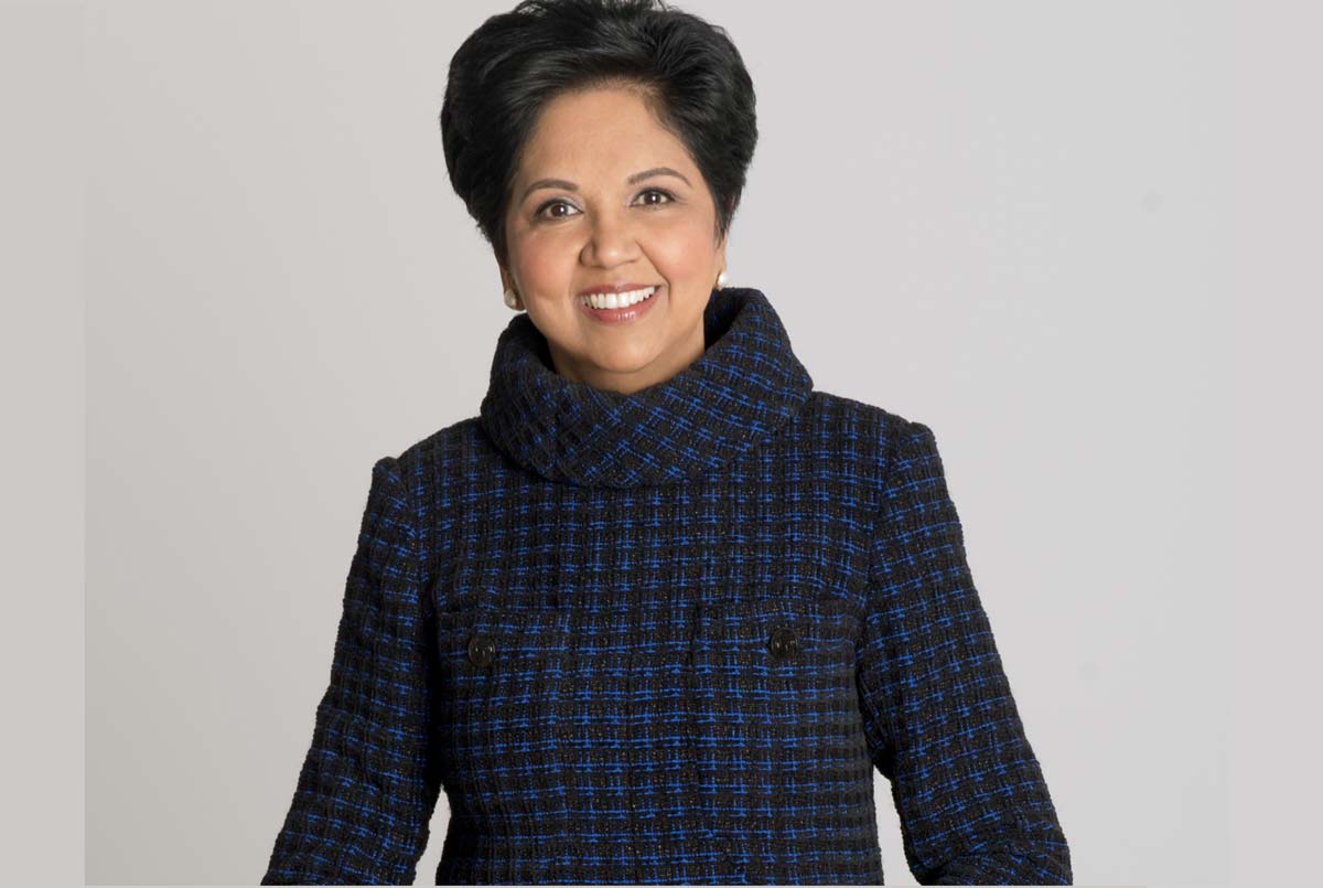 Indra Nooyi z PepsiCo usmívající se v modro-černém kostkovaném kabátku