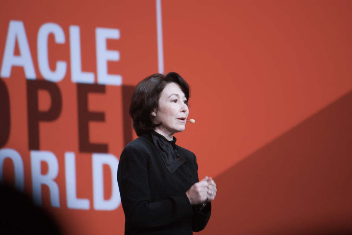 Safra Catz z Oracle s čelenkovým mikrofonem promlouvá na akci Oracle OpenWorld