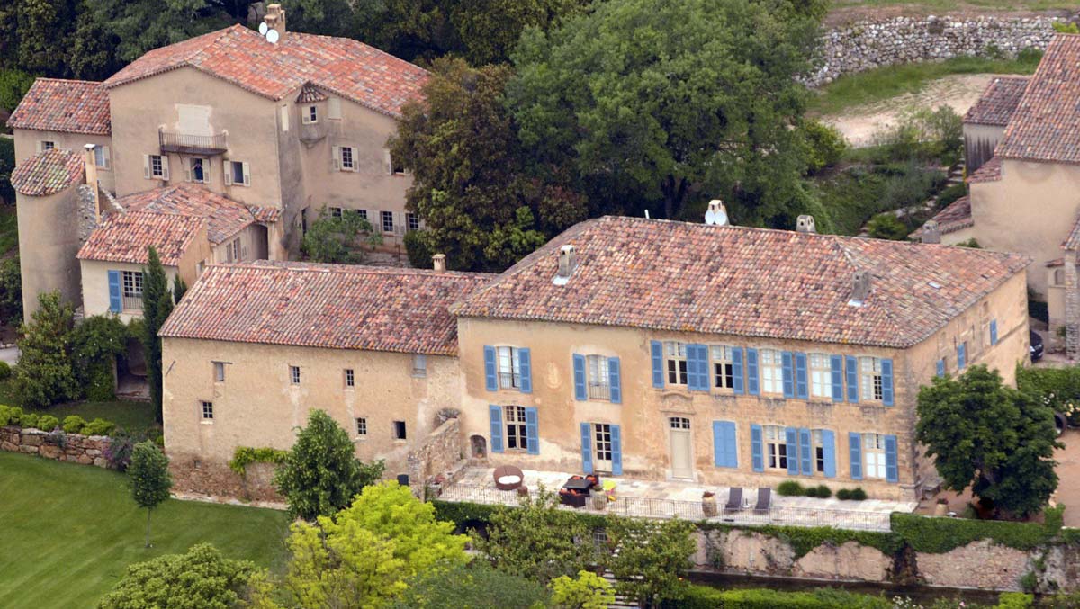 Rozlehlé francouzské panství s modrými okenicemi a červeno-oranžovými střechami, chateau Miraval Brada Pitta a Angeliny Jolie