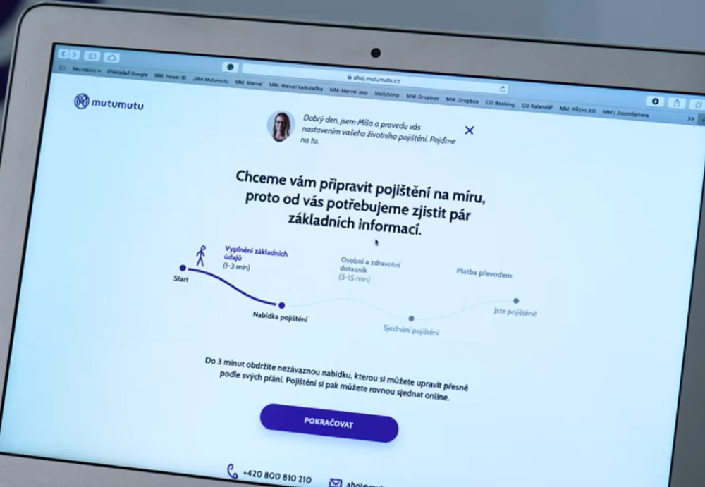 Notebook, na kterém jsou otevřeny webové stránky Mutumutu. Je vidět registrační formulář.