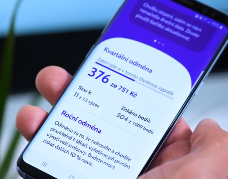 Mobilní telefon, který ukazuje program odměn od Mutu, ve kterém je možné získat až 30 % peněz zpět.