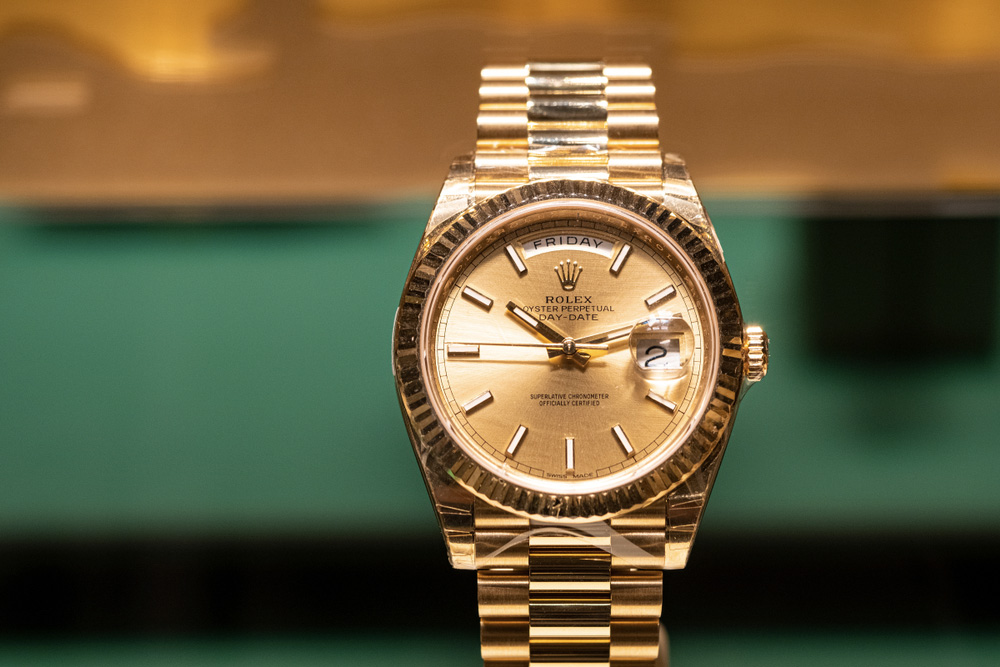 Zlaté hodinky Rolex Oyster Perpetual Day-Date s ciferníkem a nápisem Friday