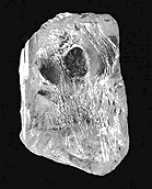 Surový průhledný diamant Star of Sierra Leone na černém pozadí
