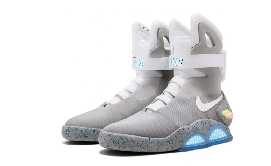 Bílé tenisky Nike Air Mag Back to the Future se svítící modrou podrážkou a nápisem Nike na pásku