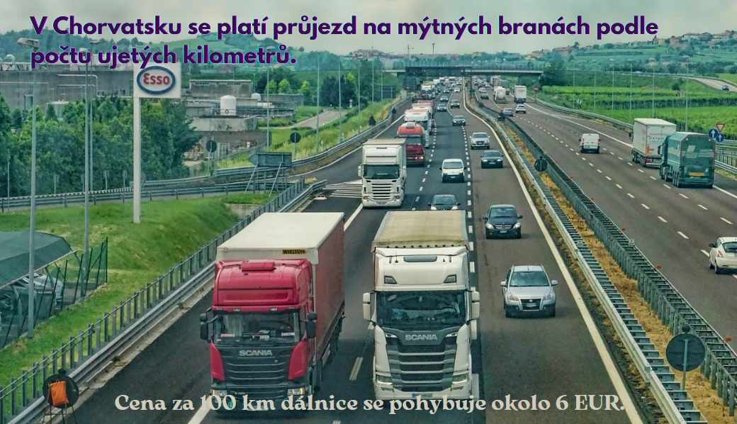 Chorvatská dálnice s kamiony a auty, popisek uvádí, že se platí podle ujetých kilometrů a 100 km stojí okolo 6 EUR