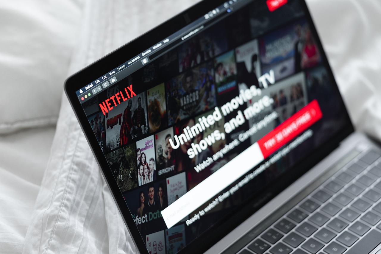 Notebook s Netflixem na monitoru