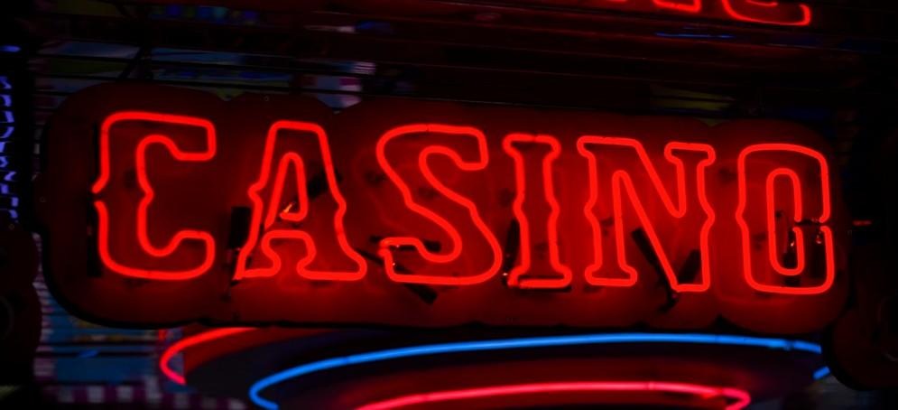 Červený neonový nápis CASINO svítící ve tmě